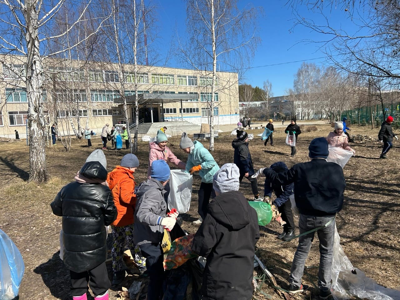 Уральцы вышли на первые весенние субботники | 15.04.2024 | Екатеринбург -  БезФормата